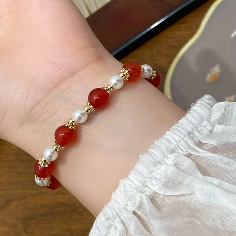 Natürliches Roter Achat Künstliche Perlen Armband Vergoldetes Kupfer Bohnen Anhänger Dehnbar Retro Elegant Schmuck Für Damen