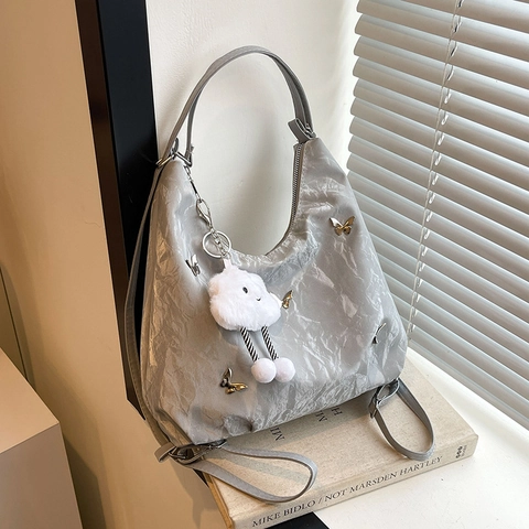 Sac à Épaule Femme Grande Capacité en Cuir PU Plissé Charme Papillon Sac à Dos Tendance Hobo Avec Pendentif Nuage