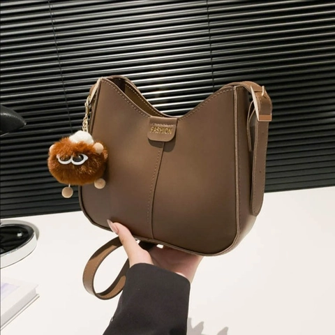 Retro PU Leder Eimer Hobo Tasche Für Frauen Modische Vielseitige Einzelschulter Umhängetasche Mit Plüschanhänger Minimalistisch