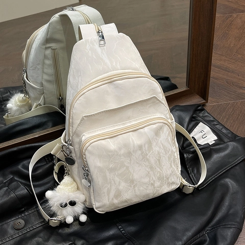 Sac de Poitrine Femme en Cuir PU Texture Plissée Sac Bandoulière Multi-poches Avec Pendentif Monstre en Peluche Sac à Épaule Décontracté Tendance