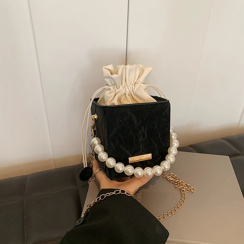 Sac Seau avec Poignée en Künstliche Perles et Cordon de Serrage en Cuir PU Sac Bandoulière Boîte avec Chaîne en Métal Petit