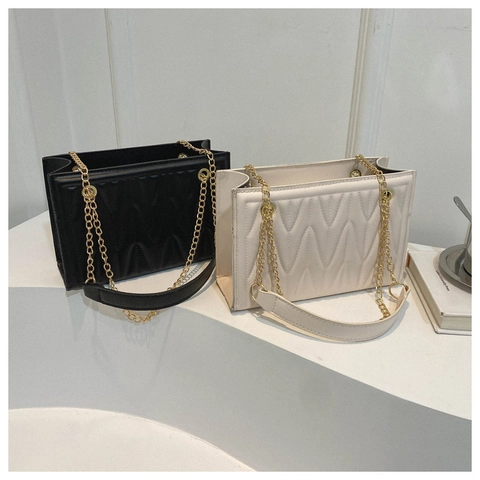 Dames Schoudertas Golvend Gewatteerd PU Leer Gouden Ketting Crossbody Handtas Elegant Minimalistisch Kantoor Tas