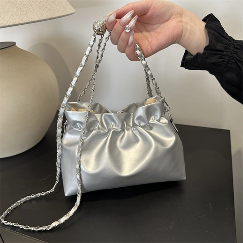 Bolso Bombonera de Cuero PU Fruncido para Mujer Minimalista Color Sólido Cordón Bolso Bandolera Con Cadena Plata Bola de Metal