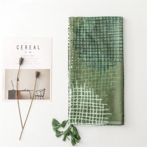 Women Fashion Lightweight Polyester Scarf Shawl Gradient Grid Pattern With Tassels Artistic Style Sunscreen Wrap For Travel Beach