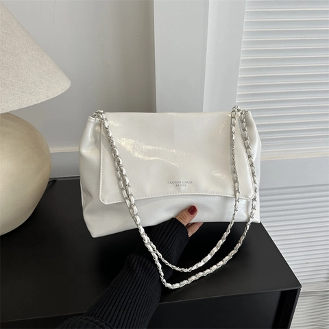 Glossy PU Leather Underarm Shoulder Bag Large Capacity Solid Color Silver Metal Chain Strap Chic Hobo Bag For Women