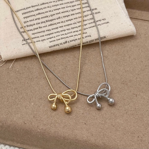 Elegante Schleife Anhänger Halskette Kupfer Gold Plattiert Minimalistisch Retro Schlangenkette Schmuck Für Frauen