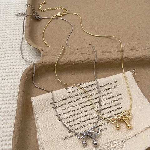 Elegante Schleife Anhänger Halskette Kupfer Gold Plattiert Minimalistisch Retro Schlangenkette Schmuck Für Frauen