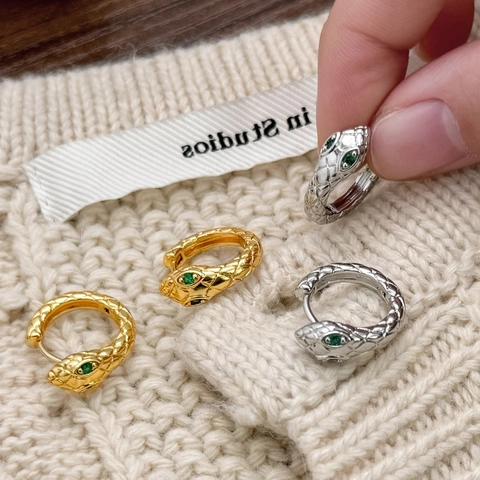 Slangen Hoop Oorbellen Koper Met Groene Zirkonia Ogen Geschubde Textuur Dierstijl Dames Koperen Oorbelsteker