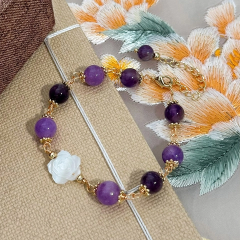 Purple Natural Stone Beaded Bracelet With White Rose Shell Decoration Gold Plated Adjustable Chain For Women Elegant