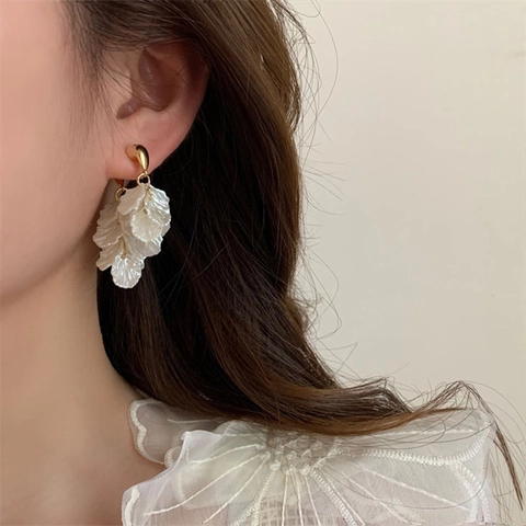 Orecchini Pendenti Eleganti Con Petali Bianchi Sovrapposti Rame Dorato Resina Design Floreale Accessorio Di Nicchia