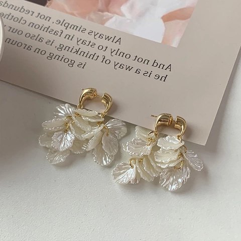 Orecchini Pendenti Eleganti Con Petali Bianchi Sovrapposti Rame Dorato Resina Design Floreale Accessorio Di Nicchia