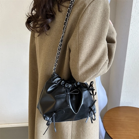 Mode PU-Leder Falten Wolken-Eimer-Tasche Für Damen Schleifen-Dekor Metallkette Riemen Umhängetasche Lässige Alltagstasche
