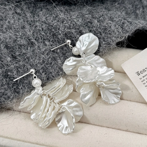 White Floral Petal Dangle Earrings Silver Plated Copper Faux Artificial Pearl Elegant French Style Drop Ear Jewelry For Women
