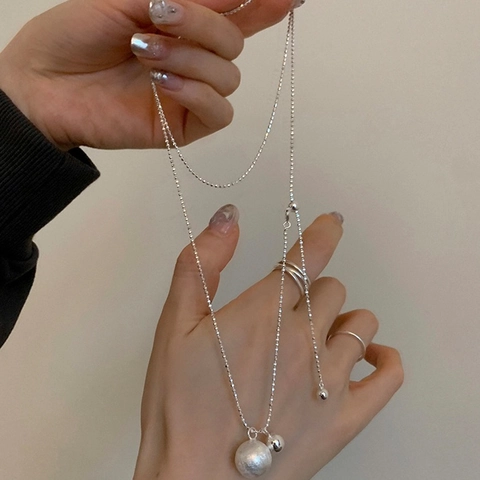 Minimalistische Versilberte Kupfer Verstellbare Lange Y-Halskette Mit Dualen Mattierten Und Polierten Kugelanhängern Für Damen