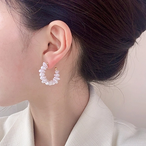 Eleganti Orecchini A Cerchio A Forma Di C Con Künstliche Perle Barocche Rame Placcato Oro 14K Per Donne Lusso Minimalista