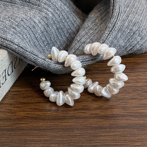 Eleganti Orecchini A Cerchio A Forma Di C Con Künstliche Perle Barocche Rame Placcato Oro 14K Per Donne Lusso Minimalista