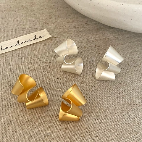 Boucles D'oreilles Puces En Cuivre Mat Forme Ruban Torsadé Géométrique Irrégulier Moderne Minimaliste Bijoux Pour Femmes