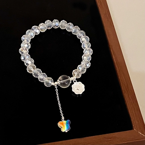 Transparentes Kristallperlenarmband Für Damen Mit Schillerndem Schmetterlingsanhänger Und Versilbertem Blumen Herz Charm