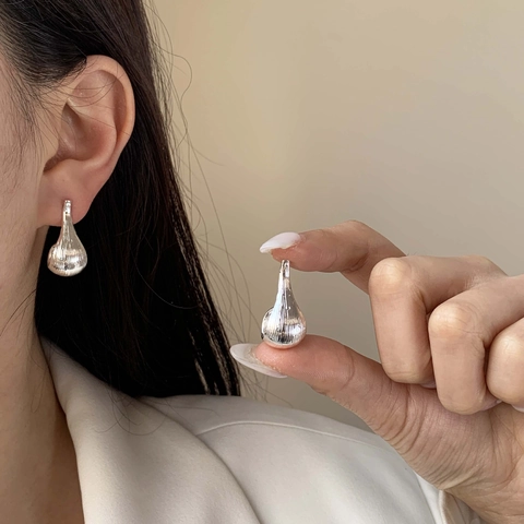 Orecchini A Lobo A Goccia D'acqua Minimalisti Con Texture A Righe Verticali In Rame Placcato Oro Per Donna