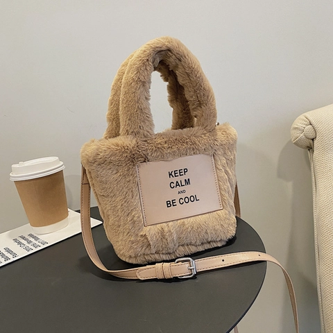 Damen Casual Plüsch Tote Bag Kunstpelz Umhängetasche Mit Verstellbarem Riemen Leder Patch Buchstabe Druck Eimer Handtasche