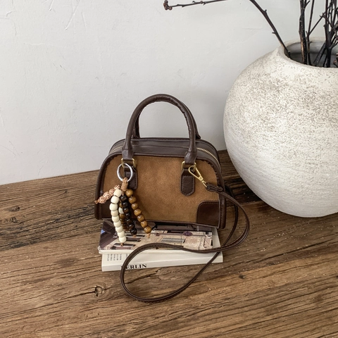 Bolso Boston Retro Mujeres Cuero PU Gamuza Patchwork Bolso De Hombro Minimalista Con Colgante De Cuentas De Madera Elegante