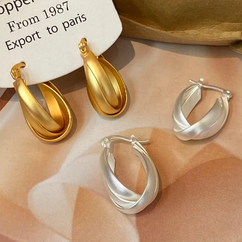 Franse Stijl Geometrische Twist Hoop Oorbellen Voor Vrouwen Mat Verguld Koper Drielaags Lichtgewicht Minimalistische Sieraden
