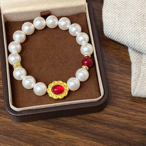 Französisches Vintage Künstliche Perlenarmband Für Damen Mit Rotem Achat Und Vergoldetem Legierungs Blumenanhänger Eleganter Retro Stil