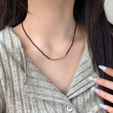 Collana Girocollo Minimalista Con Perline In Cristallo Nero E Cubi Geometrici In Rame Regolabile Per Donna