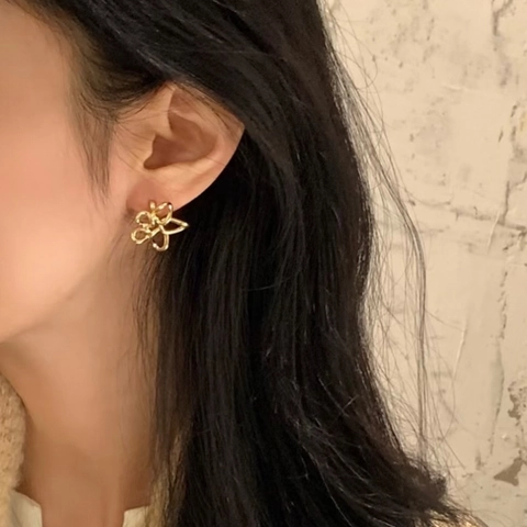 Elegantes Pendientes De Botón Con Flor Hueca Material De Cobre Diseño Floral Minimalista Joyería Chic Para Mujeres
