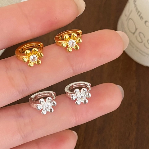 Orecchini a Cerchio in Rame e Zircone a Forma di Fiore Gioielli di Moda Floreale Minimalista per Donna