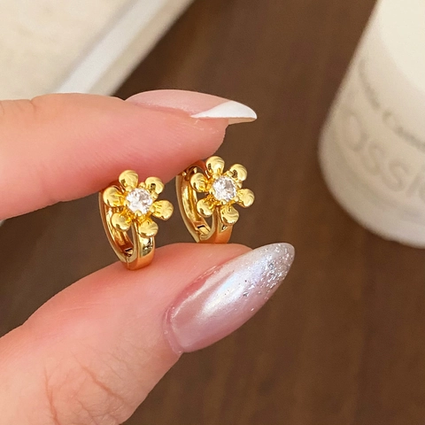 Orecchini a Cerchio in Rame e Zircone a Forma di Fiore Gioielli di Moda Floreale Minimalista per Donna