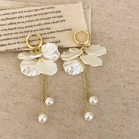 Elegant Flower Petal Tassel Drop Earrings With White Resin Petals And Faux Artificial Pearls Copper Earring Post Jewelry For Women