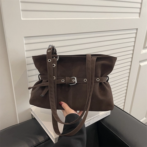 Sac À Épaule Sous L'aisselle Pour Femmes Style Moto Rétro Grande Capacité Cuir PU Mat Décor Ceinture À Œillets Métalliques