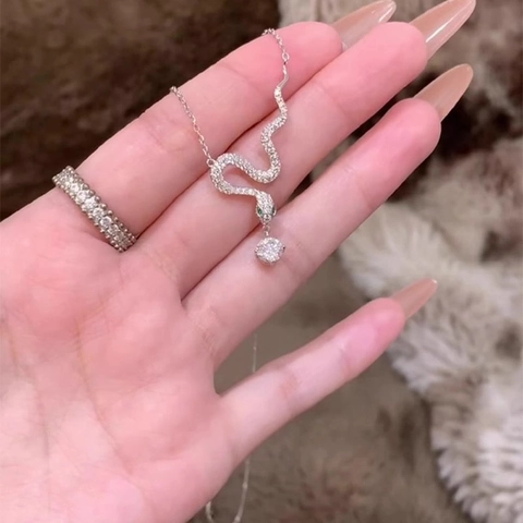 Collana Pendente Serpente Rame Zirconia Incastone Pavé Elegante Gioielli Animali Stile Lusso Accessorio Sofisticato Per Donna