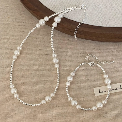 Collana E Bracciale Eleganti Francesi Con Künstliche Perle D'imitazione Bianche E Perline Di Rame Argentato Per Donne