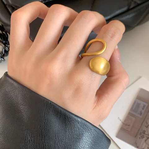 Asymmetrischer Offener Ring Aus Kupfer Flüssiges Stromlinien-Design Matt Gebürstet 18K Vergoldet Minimalistischer Schmuck