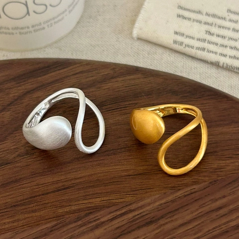 Asymmetrischer Offener Ring Aus Kupfer Flüssiges Stromlinien-Design Matt Gebürstet 18K Vergoldet Minimalistischer Schmuck