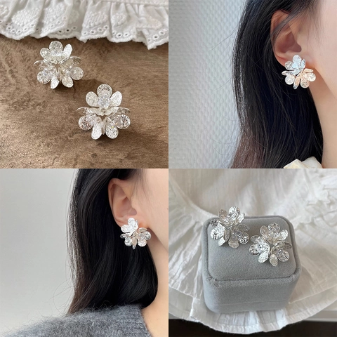 Boucles D'oreilles Puces Fleurs En Cuivre Plaqué Argent Vintage Avec Pétales À Texture Martelée Et Zircon Pour Femmes