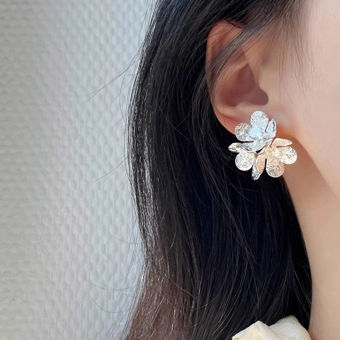 Boucles D'oreilles Puces Fleurs En Cuivre Plaqué Argent Vintage Avec Pétales À Texture Martelée Et Zircon Pour Femmes
