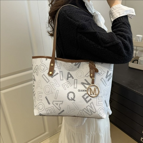 Grand Sac Fourre-Tout Femme Cuir Synthétique Imprimé Lettres Sac À Épaule Avec Pendentif Métallique Pour Le Quotidien