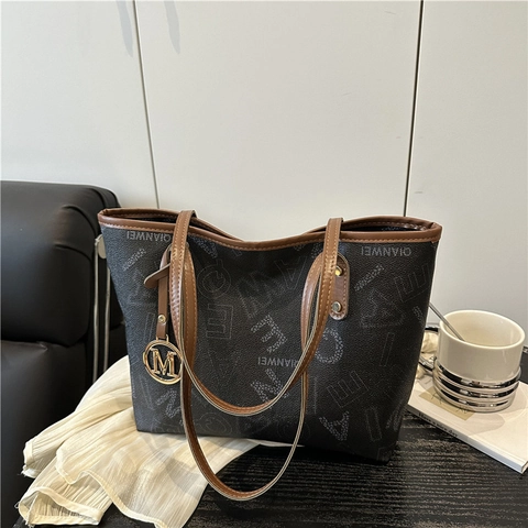Borsa Tote Grande Capacità Pelle PU Stampa Lettere Urbano Minimalista Borsa Sotto L'ascella Spalla Con Pendente In Metallo Donne