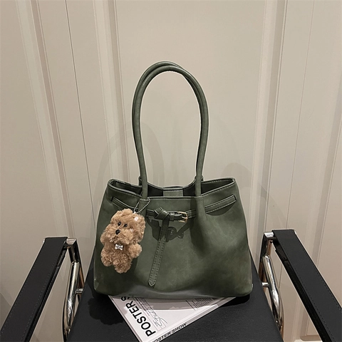 Sac Cabas Femme en Cuir PU Grande Capacité Sac à Épaule Décontracté Avec Boucle Et Pendentif en Peluche pour Travail Quotidien
