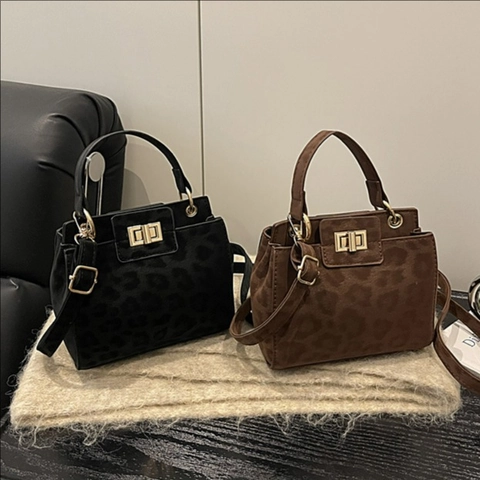 Damen Handtasche Mit Leopardendruck Wildleder Optik Vintage Matt Crossbody Tasche Mit Goldenem Drehverschluss Und Verstellbarem Riemen