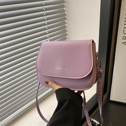 Damen Retro PU Leder Satteltasche Umhängetasche Urban Minimalistische Kleine Quadratische Schultertasche Mit Verstellbarem Riemen Buchstabendruck