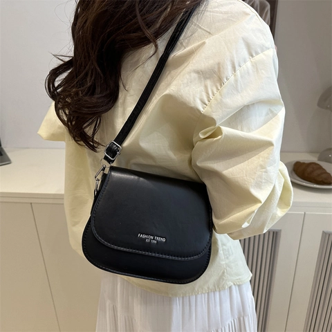Damen Retro PU Leder Satteltasche Umhängetasche Urban Minimalistische Kleine Quadratische Schultertasche Mit Verstellbarem Riemen Buchstabendruck