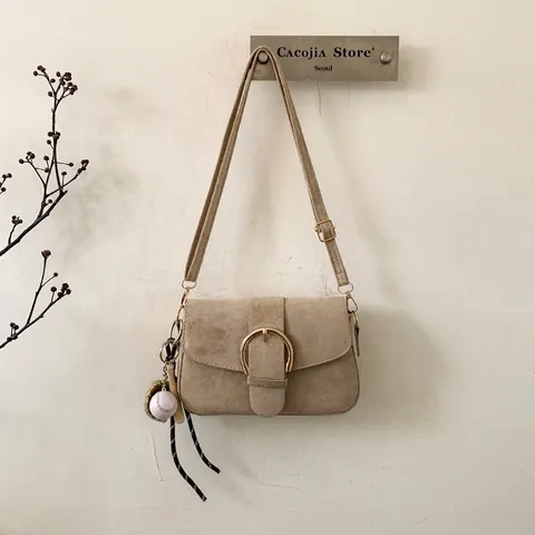 Damen Retro Wildleder Umhängetasche Minimalistische Mattierte Schultertasche Mit Goldener Rundschnalle Und Baseball-Anhänger