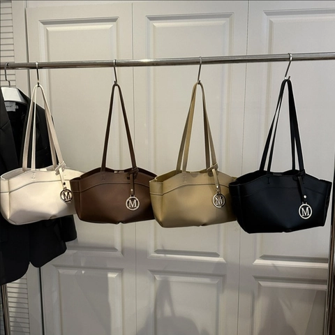 Bolso Tote de Cuero PU para Mujer Gran Capacidad Bolso de Hombro Con Colgante de Letra M de Metal Bolso de Mano Minimalista