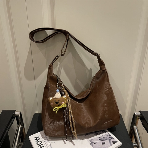 Women Retro Large Capacity Hobo Bag Distressed PU Leather Shoulder Crossbody Bag With Cartoon Bear Charm Commuter Tote Bag