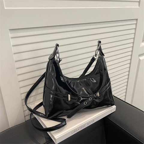 Borsa Sottoascellare da Donna in Pelle PU Lucida Borsa a Tracolla a Mezzaluna Retro Cintura Decorativa Fibbia Argento Minimalista