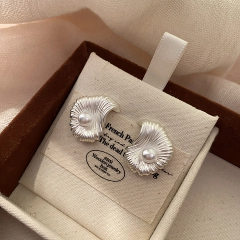 Orecchini A Lobo Con Conchiglia E Perla Artificial Base In Rame Stile Vintage Francese Elegante Texture Opaca Donne